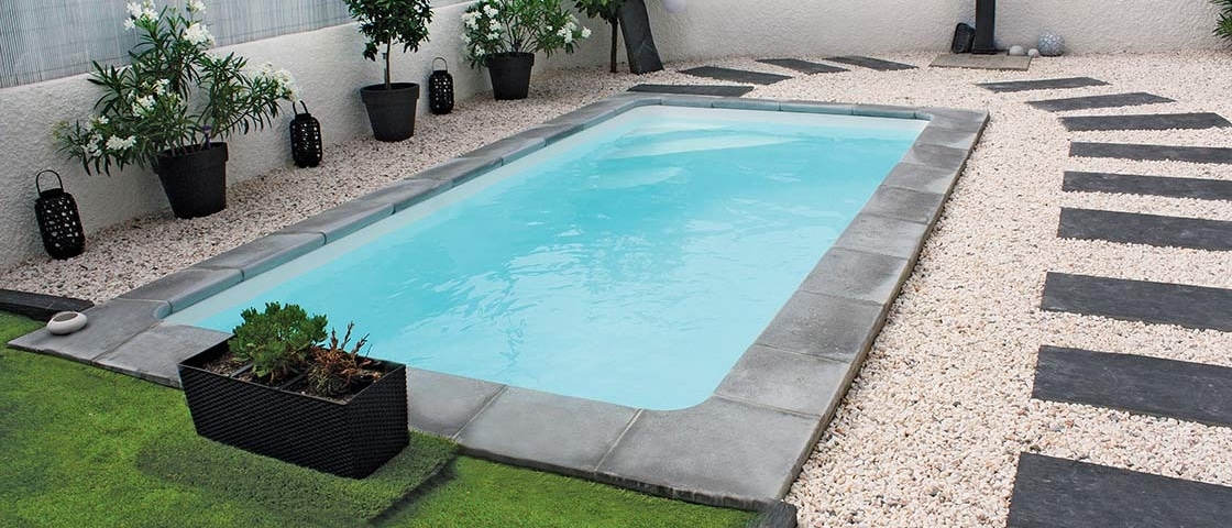 Construction piscines à Salon de Provence - MAUREL TP - Distributeur de piscines IBIZA vous propose des piscines coque polyester et accessoires